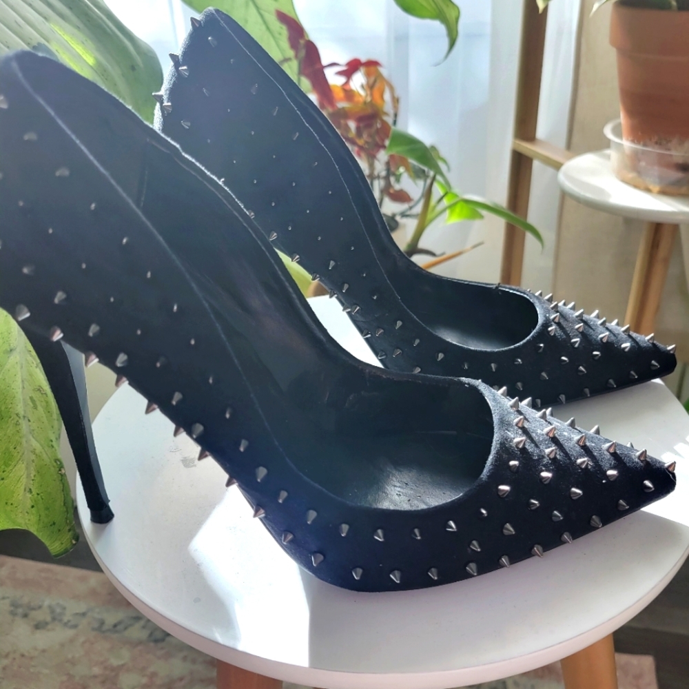 Black pumps